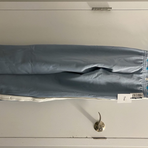 [SOLD] Aritzia TNA Tearaway Pant - Picture 2 of 3